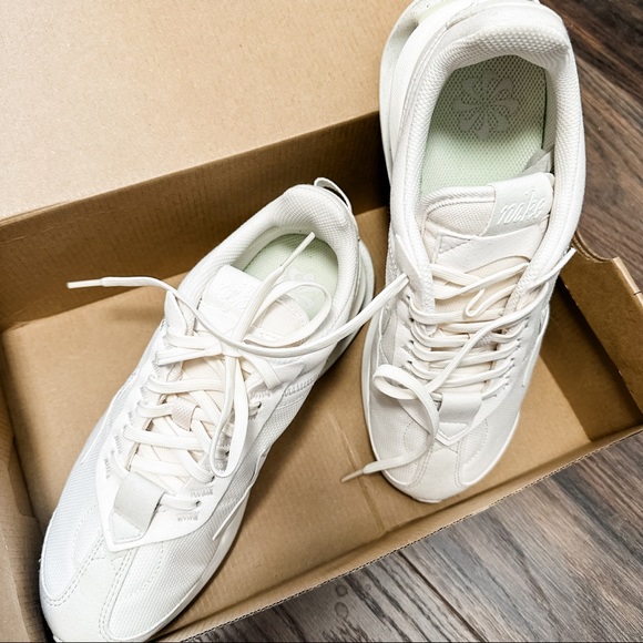 Like new in box NIKE Air Max Pre-Day women’s size 7 - Picture 2 of 3